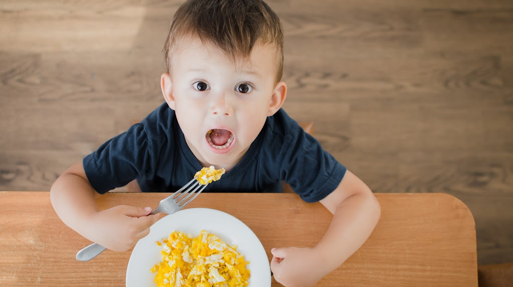 How to Teach Autistic Child to Feed Himself