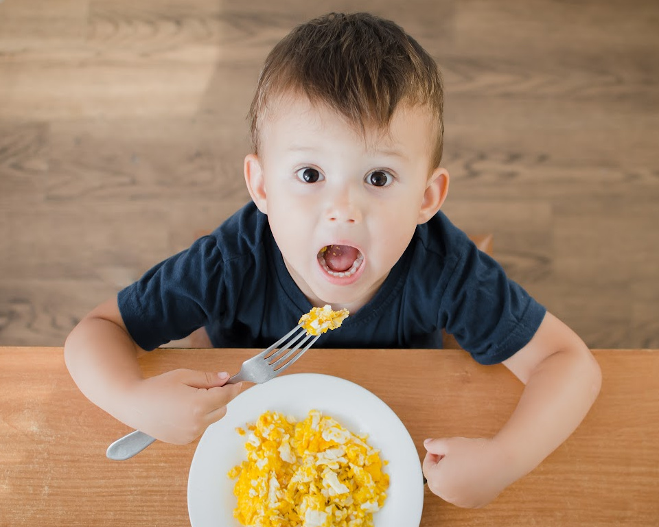 how to teach autistic child to feed himself